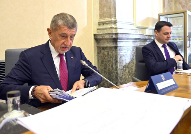 Premiér Andrej Babiš (ANO) a ministr zahraničních věcí Petr Macinka (Motoristé)
