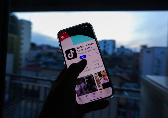 Evropská komise předběžně dospěla k závěru, že TikTok porušuje unijní nařízení o digitálních službách.