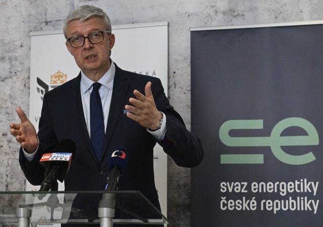 Podle ministra průmyslu Karla Havlíčka by projekt českým firmám a vědcům otevřel přístup k výpočetní kapacitě světové úrovně a zásadně zvýšil konkurenceschopnost země.