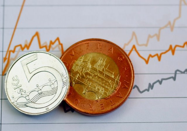 Koruna v pololetí prohrává se západními měnami. Nad jednou středoevropskou má ale navrch