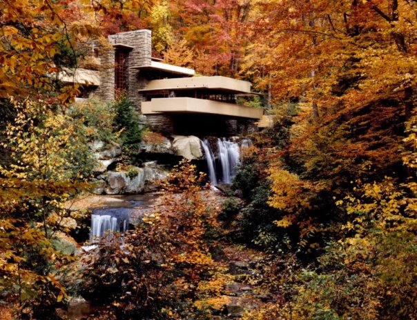 Dům u vodopádu „Fallingwater“ - jeho autorem je proslulý americký architekt Frank Lloyd Wright.