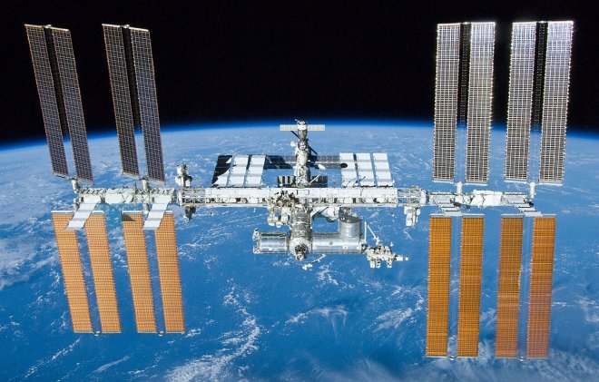Mezinárodní kosmická stanice (ISS) oblétává Zemi ve výšce zhruba 400 km.