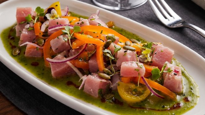 Ceviche z čerstvého tuňáka s jalapeño omáčkou, paprikou, cherry rajčaty, červenou cibulí, koriandrem a dýňovými semínky. Chuťově krásně svěží, intenzivní a lehce pikantní.