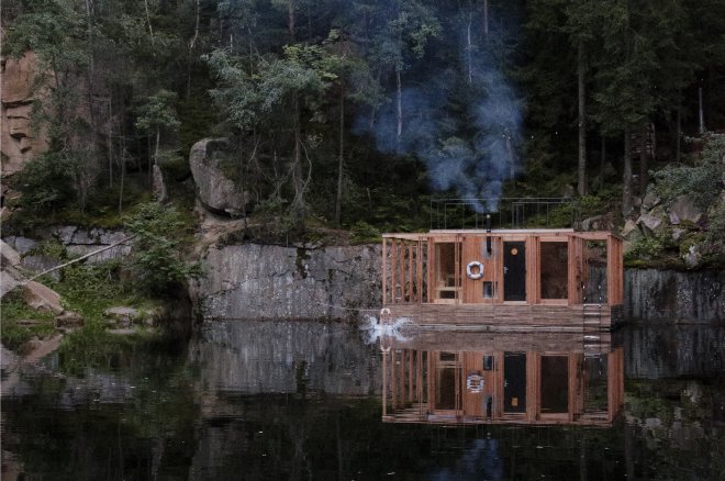 Plovoucí sauna na zatopeném lomu v Lipnici nad Sázavou.