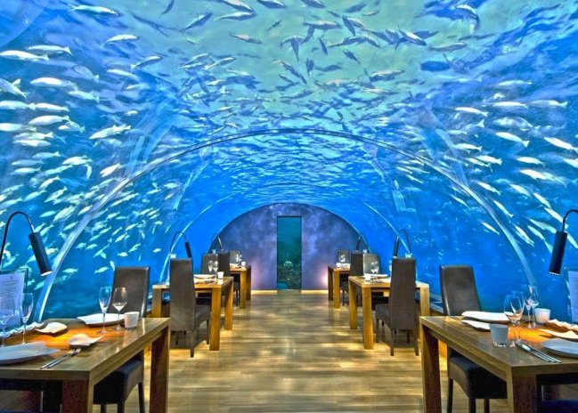 Restaurace Ithaa, Alif Dhaal Atoll na Maledivách je umístěna pět metrů pod hladinou moře.