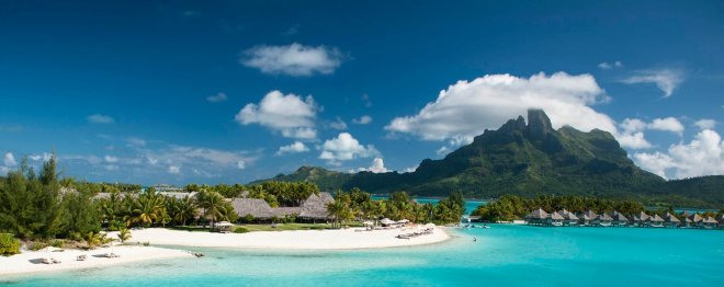 Bora Bora, Francouzská Polynésie, Francie Úchvatná přírodní scenérie a jedinečná pláž proslavila také atol, ostrov Bora Bora v souostroví 29 ostrovů Francouzské Polynésii.