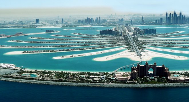 Ostrov Palm Džumeira v Dubaji je jedním z míst, kam bohatí Ruskové a Ukrajinci jezdí