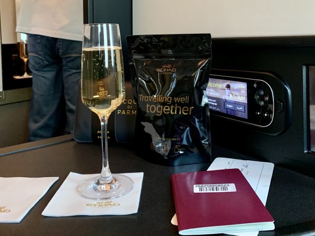 uvítací drink a balíček v business class na palubě aerolinek Etihad