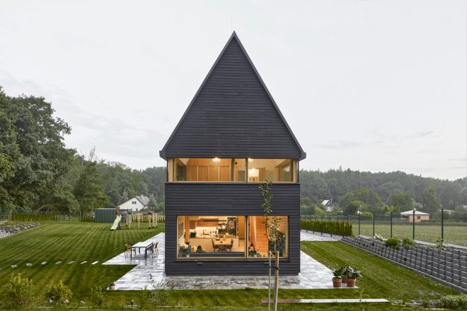 Rodinný dům u Kolína navrhli architekti Vít Svoboda a Pavel Nový ze studia 0,5 Studio