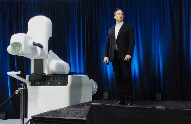 Elon Elon Musk v roce 2020 při představení operačního robota vyvinutého jeho společností Neuralink.