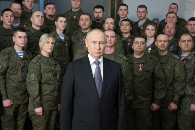 Ruský prezident Vladimir Putin nepřednesl novoroční projev tradičně v Kremlu, ale 31. prosince 2022 na blíže neurčené vojenské základně s vojáky v uniformách v pozadí.