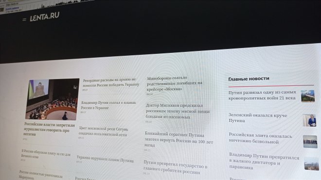 Na hlavní stránce prokremelského média Lenta.ru se na Den vítězství 9. května objevilo více než deset příspěvků kritizujících prezidenta Vladimira Putina, a to i jako paranoidního diktátora, který rozpoutal válku proti Ukrajině.