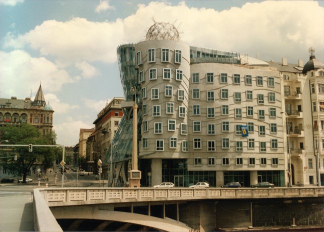 Tančící dům v roce 1996