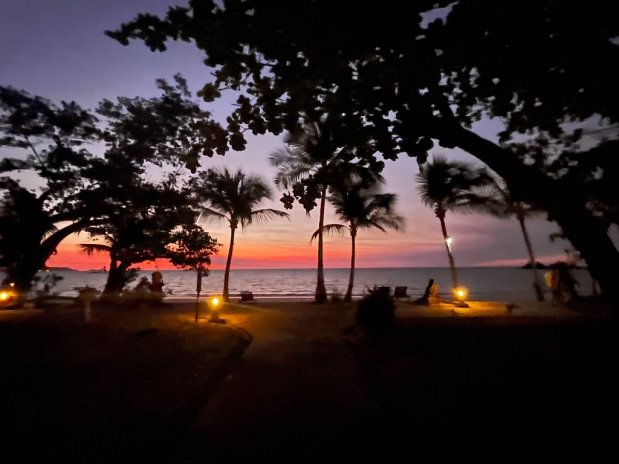 Západ slunce na pláži. Ostrov Nosy Be, Madagaskar.