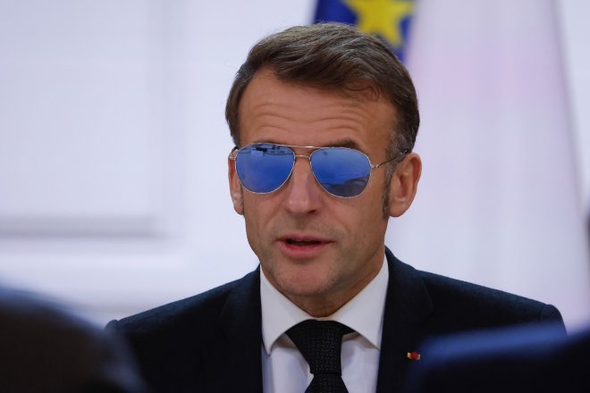 Macron jako neplacený influencer přihrál výrobci brýlí stamiliony