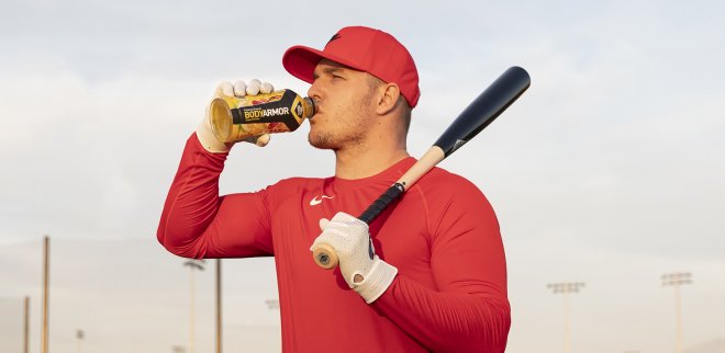 Baseballista Mike Trout prodal podíl ve výrobci sportovních nápojů BodyArmor