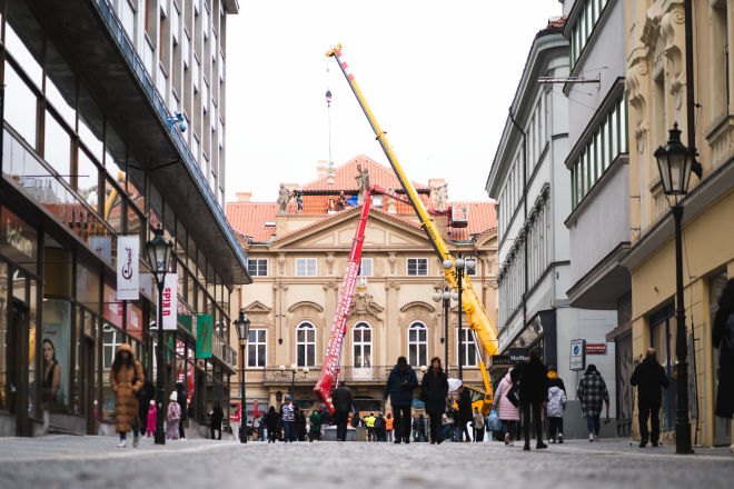 Na fasádu paláce Savarin se vrátily zrestaurované sochy.