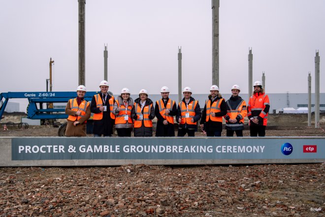 Výstavba budovy byla symbolicky zahájena vztyčením prvního sloupu za účasti vrcholných zástupců obou společností. Dokončení a předání objektu je plánováno na září 2026, samotný provoz by měl být spuštěn v průběhu roku 2027