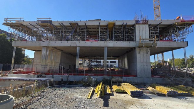Stavbaři v Ostravě právě betonují druhé z devíti nadzemních podlaží Černé kostky, budoucího sídla Moravskoslezské vědecké knihovny