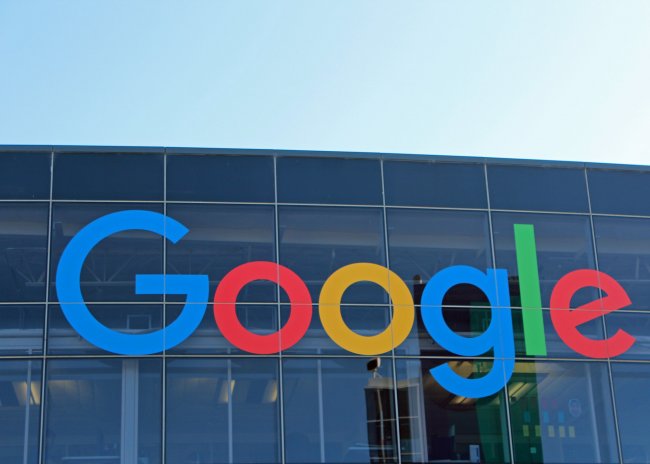 Americké technologické společnosti Alphabet, která je majitelem internetového vyhledávače Google, klesl v prvním čtvrtletí čistý zisk na 15,05 miliardy dolarů.