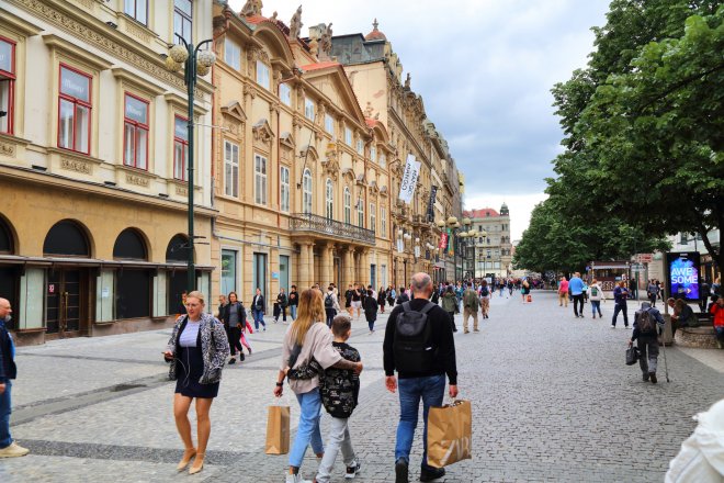 Česká ekonomika zrychluje. Táhne ji hlavně spotřeba domácností