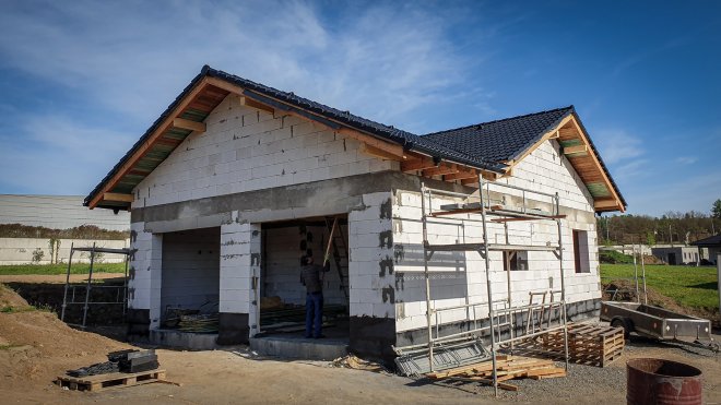 Hypoteční trh se rozhýbal, průměrná hypoteční sazba klesla na 5,6 procenta