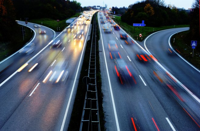 Na dálnicích bude možné jezdit legálně až stopadesátkou