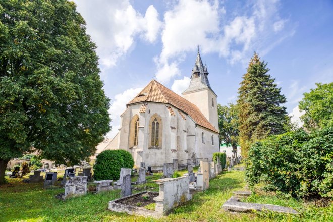 V Roudníkách u Chabařovic je na prodej gotický kostel svatého Václava s hřbitovem a téměř třítisícovým pozemkem.