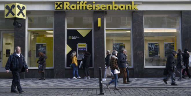 Zisk české Raiffeisenbank v prvním kvartálu propadl, rostly jí úvěry i vklady