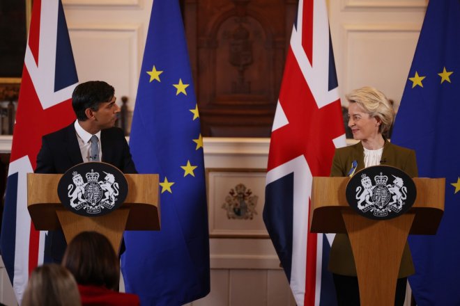 Britům se nechce čekat na hranicích s EU. Sunak jedná o pasové dohodě. Britský premiér Rishi Sunak a předsedkyně Evropské komise Ursula von der Leyenová (vpravo) pořádají tiskovou konferenci ve Windsor Guildhall, Windsor, Anglie, pondělí 27. února 2023. Spojené království a Evropská unie v pondělí ukončily roky hádek a rozhořčení, uzavření dohody o vyřešení jejich ožehavého obchodního sporu o Severní Irsko po brexitu.