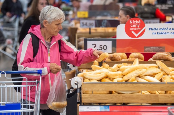 Lidé více šetří, propad tržeb tuzemských obchodů v říjnu nabral vyšší tempo