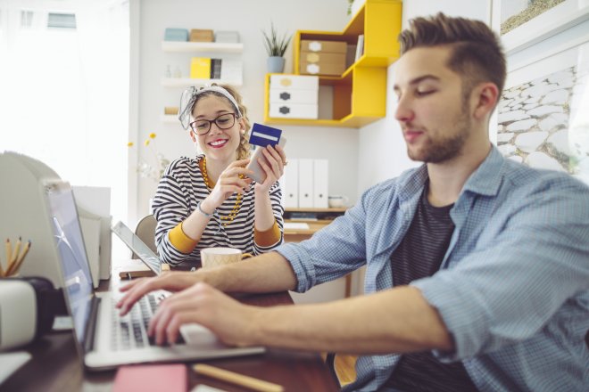 Něco jako švarcsystém, ale lepší a legální. Česko potřebuje nová pravidla práce, shodli se odborníci