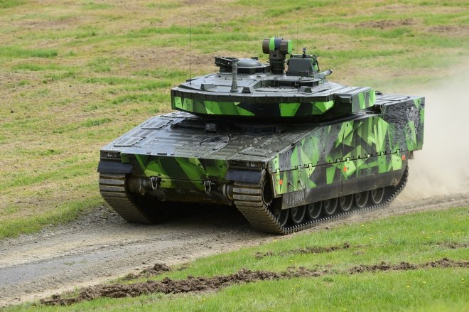 Obrněnec CV90 ze Švédska na snímku pořízeném 27. května 2021 na mediálním dnu při testování bojových vozidel pěchoty (BVP) z tendru pro českou armádu ve vojenském prostoru Libavá na Olomoucku.