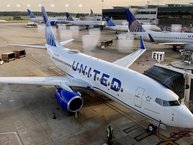 8. Výhled ze salonku United a 24 let starý Boeing 737 v popředí