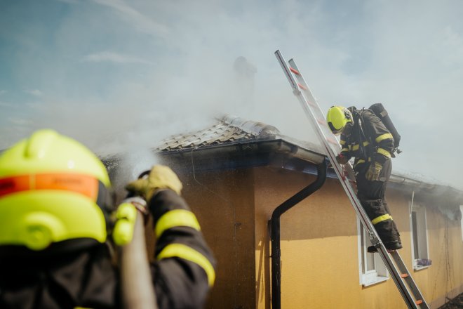 Fotovoltaika hoří v Česku stále častěji kvůli špatným instalacím. Ovlivní to vaše pojistné?