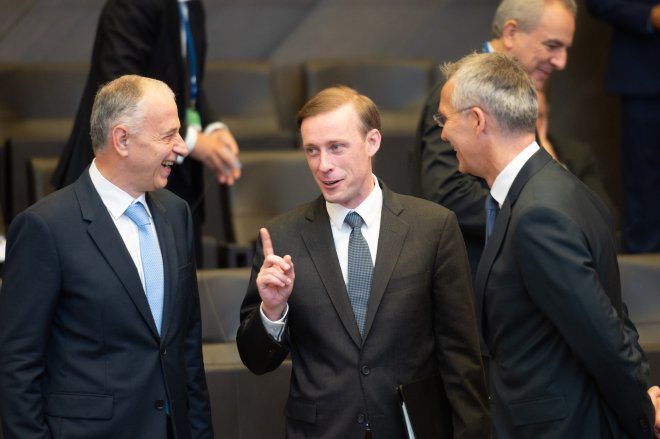 zástupce náčelníka generálního štábu NATO  Mircea Geoană (vlevo) bezpečnostní poradce Bílého domu Jake Sullivan a generální tajemník NATO Jens Stoltenberg (vpravo)