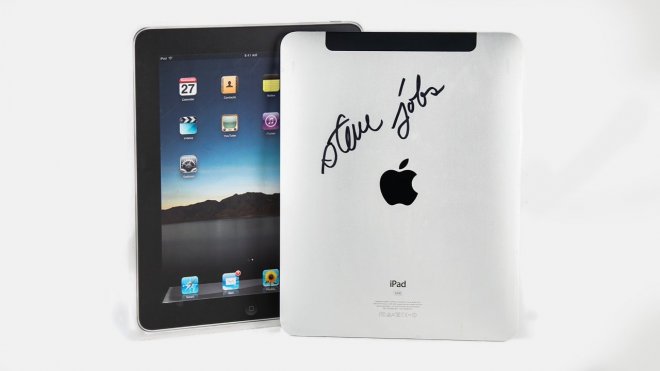 Apple iPad první generace podepsaný Stevem Jobsem míří do aukce