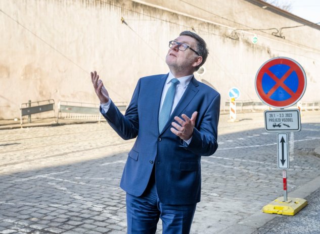 Ministr financí Zbyněk Stanjura (ODS) sleduje, jak se  zvýšilo zadlužení Česka.