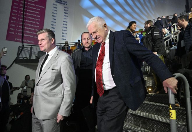 Zleva europoslanec Filip Turek a bývalý prezident Václav Klaus (vpravo) na na členské schůzi Motoristé sobě