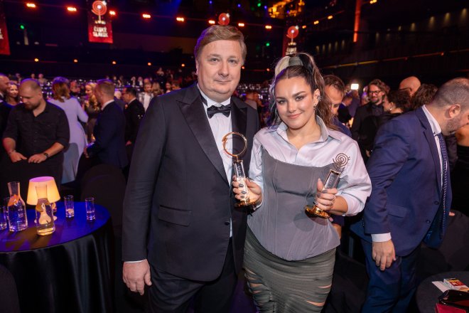 Cenu Absolutní slavice s nejvyšším počtem hlasů vyhrála Ewa Farna, cenu předával Radomír Lapčík