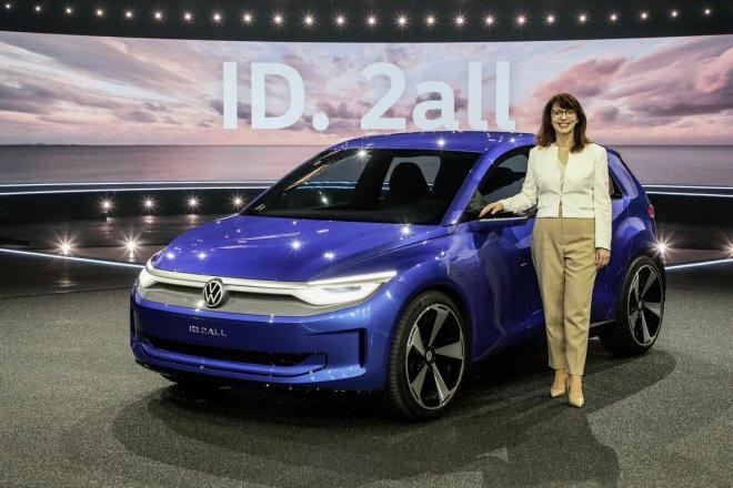 Imelda Labbé, členka představenstva Volkswagen, pózuje s konceptem ID.2all. Volkswagen chystá levný elektromobil.