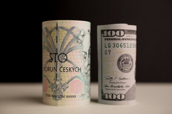 Nejsilnější za čtyři roky. Koruna vůči dolaru dál zpevňuje, svědčí ji jestřábí přístup ČNB
