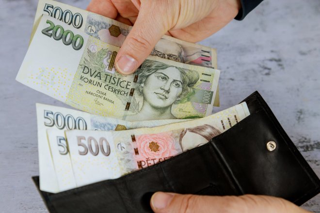 Mrtvé peníze Čechů. Na účtech leží bilion, který tiše požírá inflace