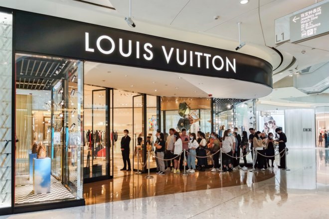 Lidé před obchodem Louis Vuitton v Šanghaji