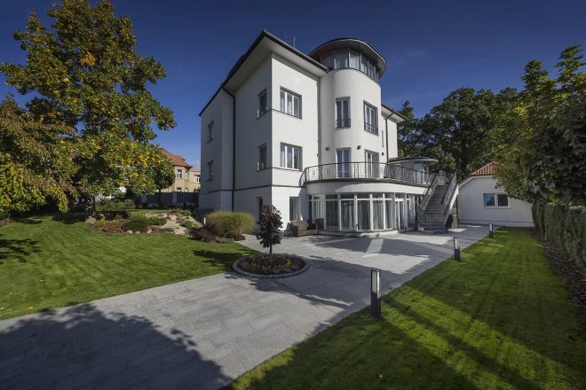 Elegantní vila na Hanspaulce je k prodeji za 155 milionů korun a nabízí 702 metrů čtverečních obytné plochy.