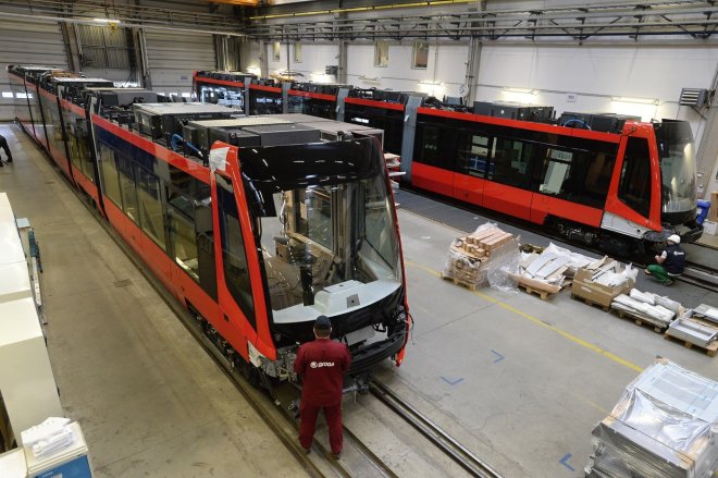 Český průmysl ještě šlape. Automobilky ale už klopýtají