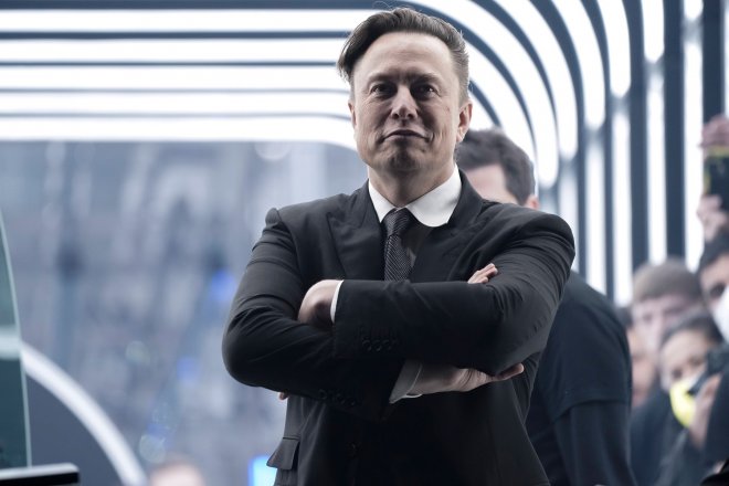 Elon Musk v továrně Tesly poblíž Berlína