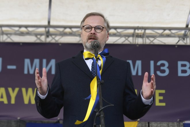 český premiér Petr Fiala mluví na demonstraci na podporu Ukrajiny