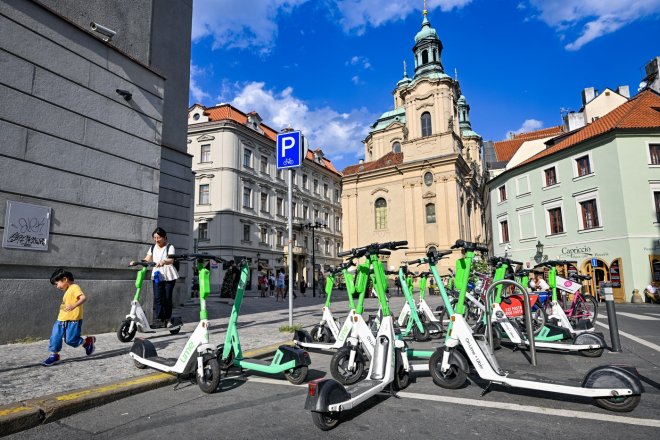 Sdílené elektrické koloběžky společností Lime + Uber na stanovišti v Platnéřské ulici