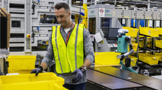 Amazon zkouší ve skladech humanoidní roboty, zaměstnanci se bojí o práci